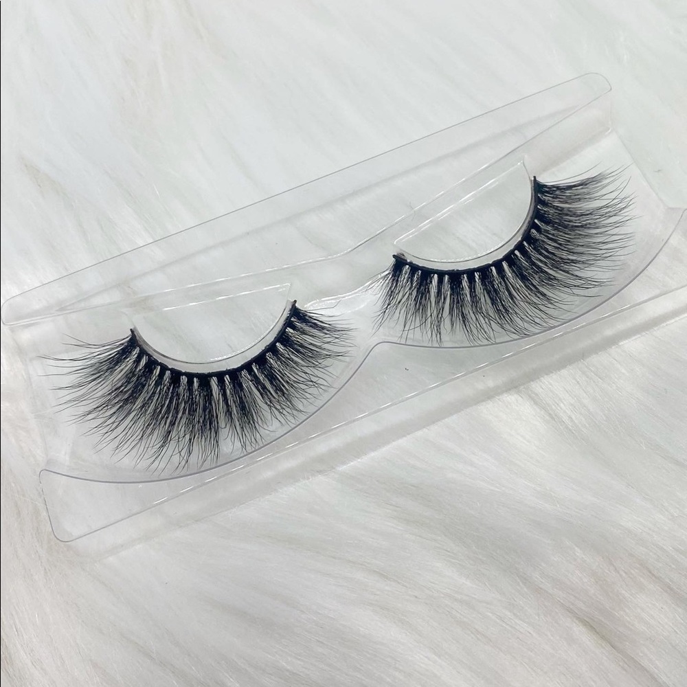 Lashes- Style: Deluxe